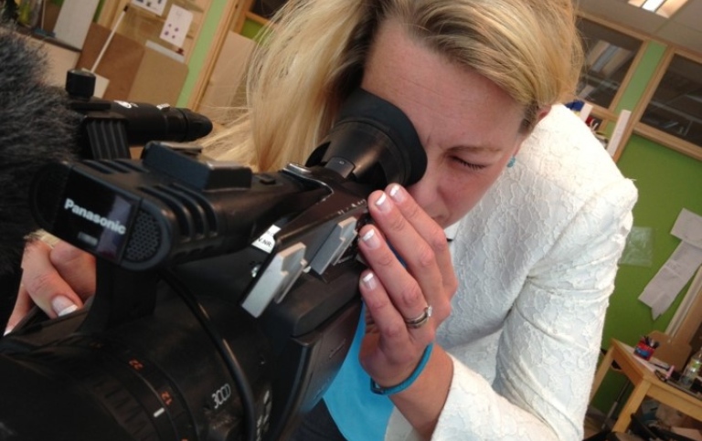 Forskare Susanne Kjällander kollar en film i en kamera för en forskningsstudie.