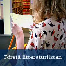 Kvinna som håller en litteraturlista i sin hand i ett bibliotek. Länk till Förstå litterturlistan