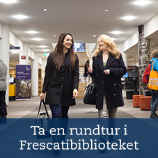 Två kvinnor går i ett bibliotek. Länk till Ta en rundtur i Frescatibiblioteket