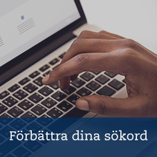 Närbild på en hand som skriver på en dator. Länk till Förbättra dina sökord