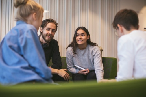 Fyra studenter i biblioteket