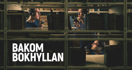 Bakom bokhyllan 527 Tre personer med hörlurar och mikrofoner som står bakom en bokhylla och texten: Bakom bokhyllan