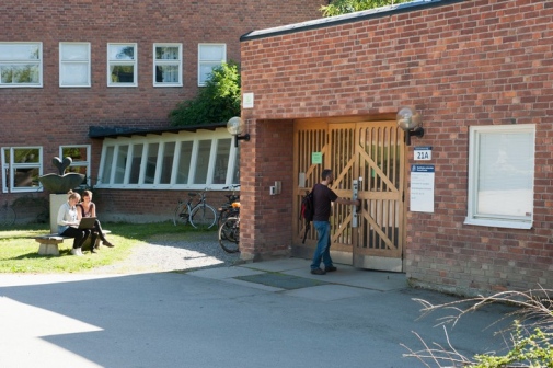 Entrén till Barn- och ungdomsvetenskapliga institutionen, Frescatibackehusen, Stockholms universitet