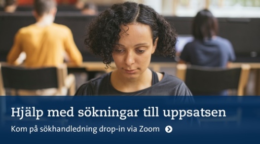 Koncentrerad student på läsplats i biblioteket