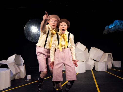 Bild från teaterföreställningen Osamsas föreställande ett syskonpar.